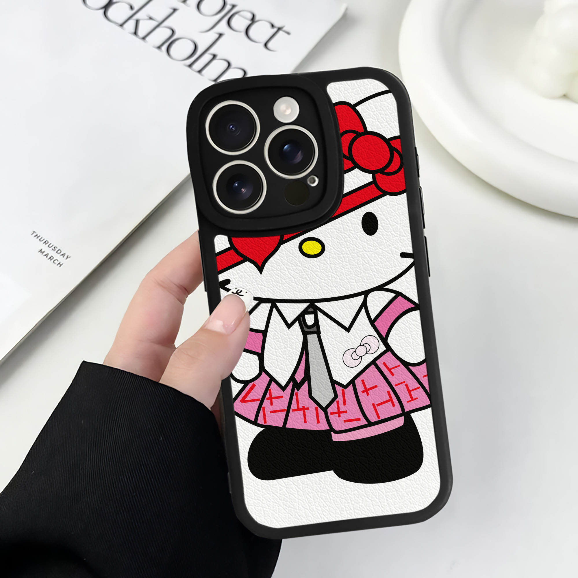 （画像用） Hello Kitty ハローキティ 【iPhone 16シリーズ対応】シリコンスマホケース（レザー調） 材質：シリコン